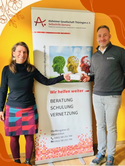 Spendenübergabe von Herrn Rohschenkel (Home Instead) an Frau Braun, von der Alzheimer Gesellschaft Thüringen e.V.